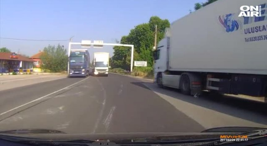Турски ТИР не спря на STOP и бе на косъм от катастрофа