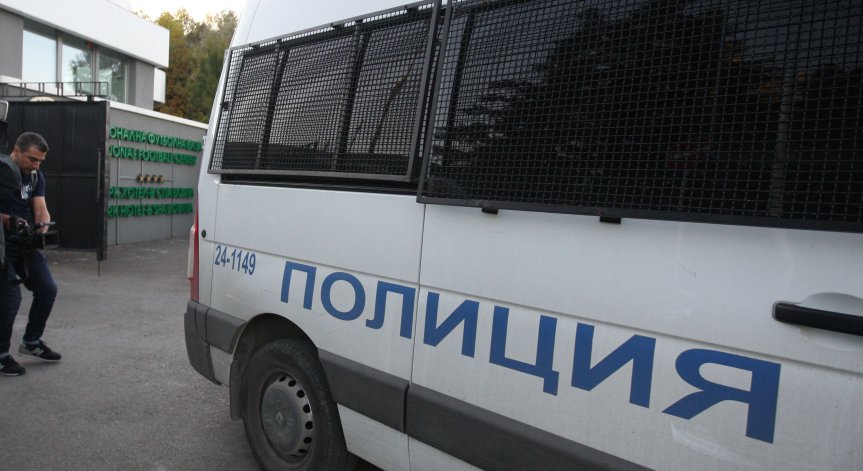 Задържаха 9 души при акция за наркоразпространение около училища в Бургас