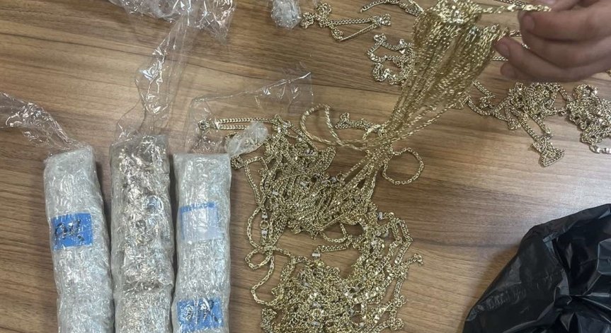 Митничари хванаха сериозно количество злато и сребро на 
