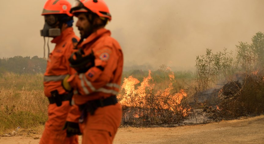 Извън контрол остават пожарите в района на Дадия, силни ветрове разпалват нови огнища