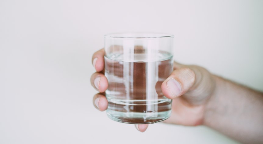 Не пийте вода преди лягане, отразява се на редица неща