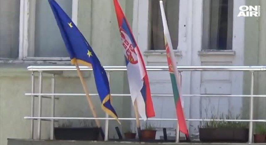 Сръбските граничари спряха бус с подаръци от СО за деца в Босилеград