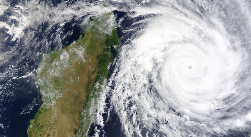 Очаква се бурята да запази силата си.