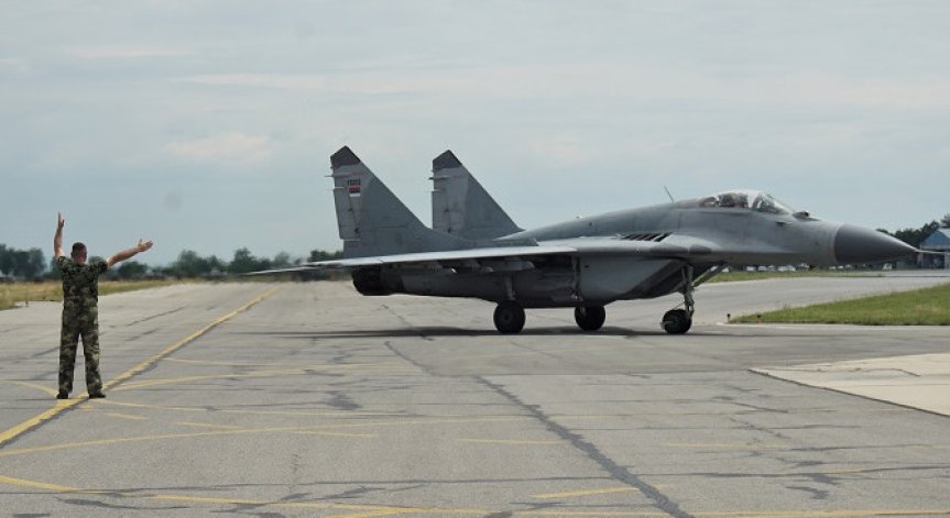 МиГ-29 ескортираха бедстващ над България арменски транспортен самолет