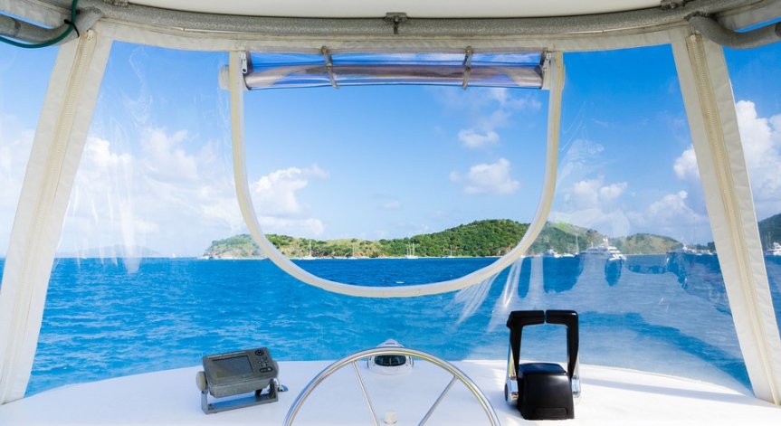 Двойка, плавала по света месец, без никакви новини за пандемията