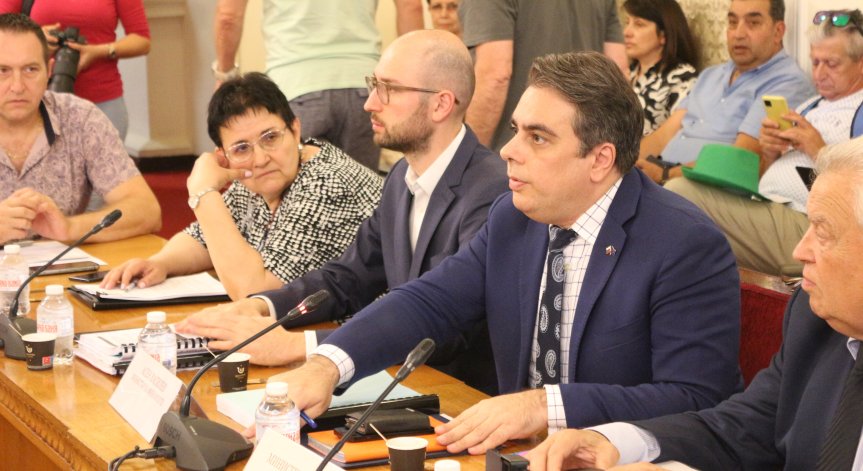 Бюджетът влиза на второ четене в ресорната комисия на фона на протести