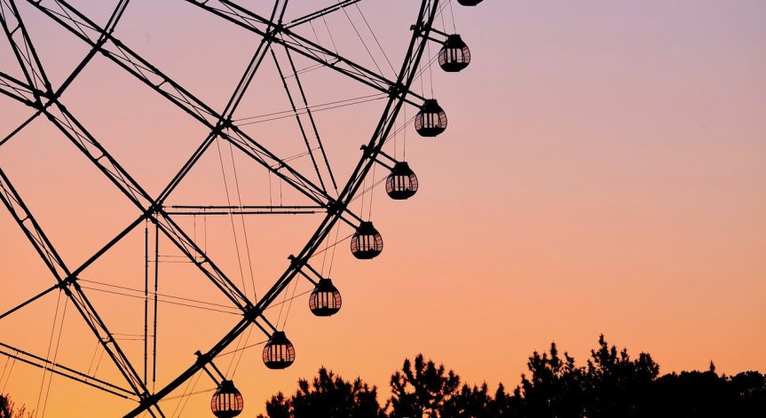 Причините за избухването на пожара към момента не са ясни.