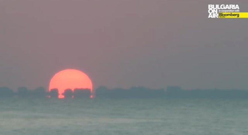 Стотици посрещнаха изгрева на Слънцето на плажа в Бургас