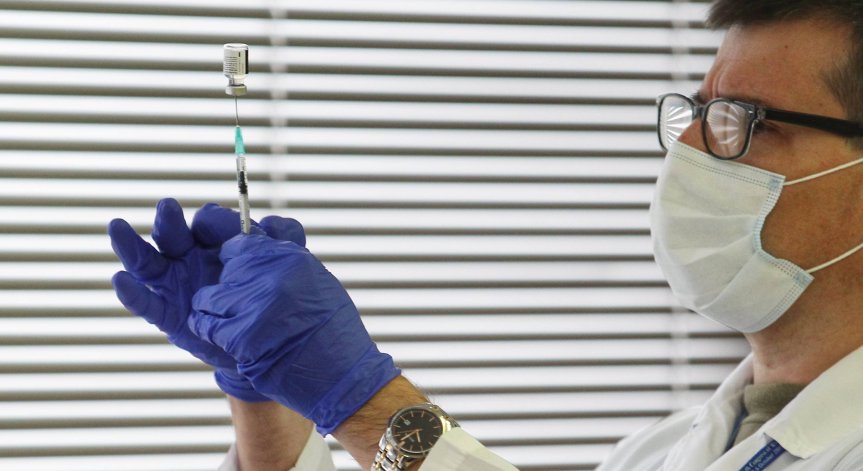 В неделя пристигат 52 800 дози от ваксината на AstraZeneca