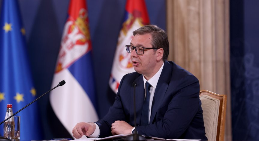Приеха Вучич по спешност в болница, опозицията се моли да умре