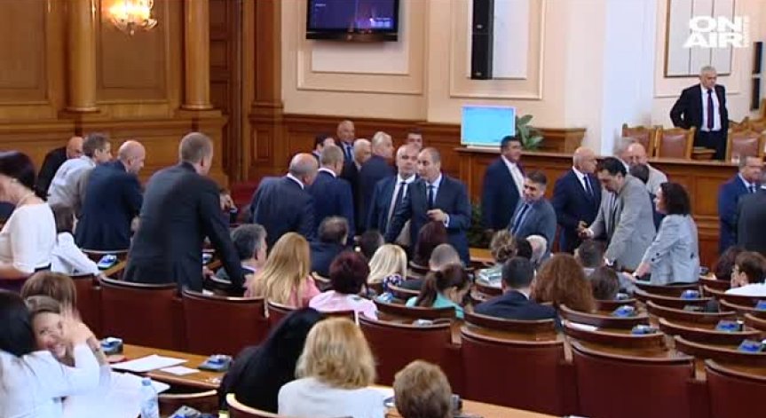 НС: Без споразумения за прием на мигранти у нас