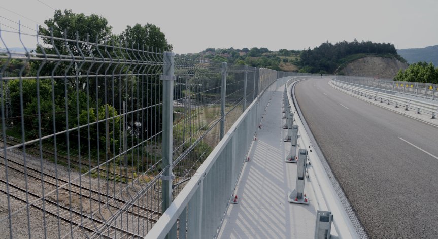 Строителните дейности започнаха в началото на юли след пускане на движението по модернизираното трасе на път I-1/Е79 Мездра – Ботевград.