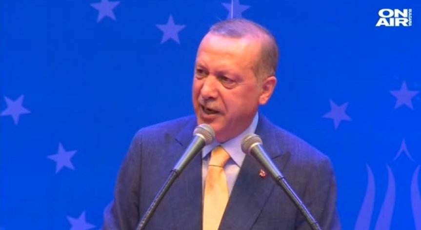 Десетки хиляди поддръжници посрещнаха Ердоган в Сараево