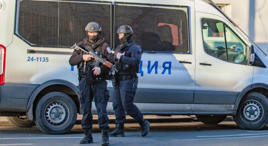 Купуване на гласове и наркотици - Каварна почерня от полиция