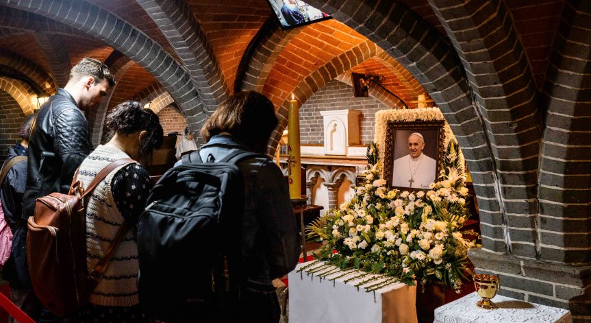 Погребението ще се състои в 10 часа местно време.