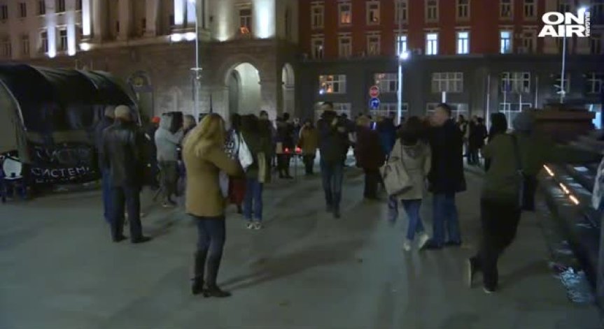 Шествие до Орлов мост блокира движението