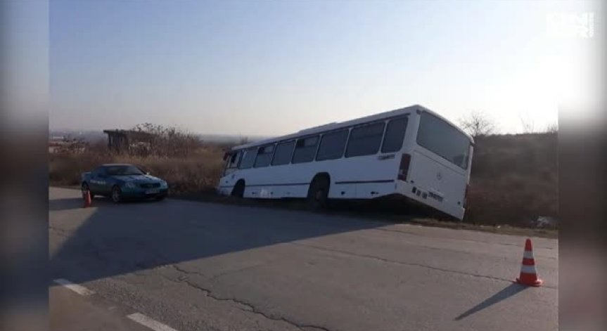 Автобус с пътници излетя в канавка на пътя Пловдив - Марково