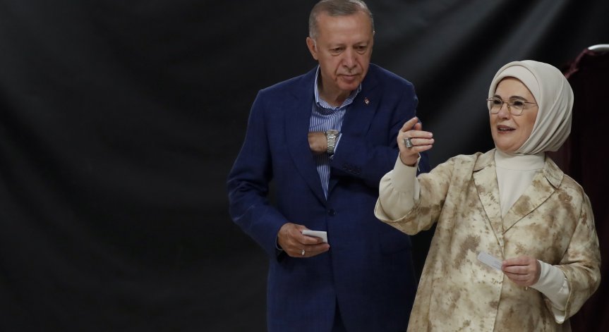 Избирателните секции в цяла Турция затвориха, право на глас имаха 64 млн. души