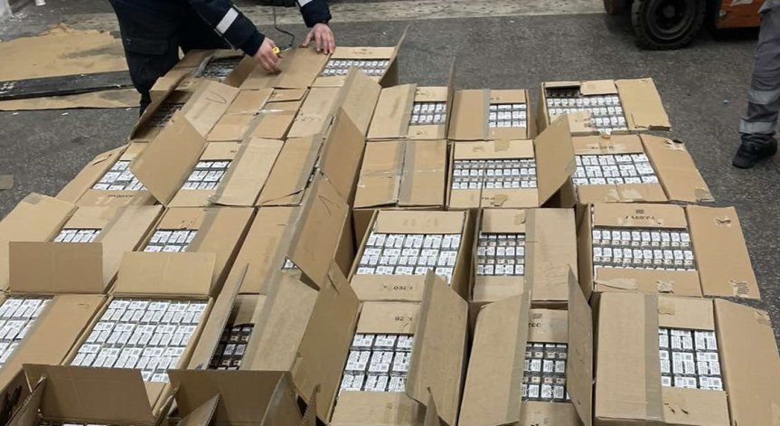 Митничари спряха камион със скрити контрабандни цигари в сандъци с автоаксесоари