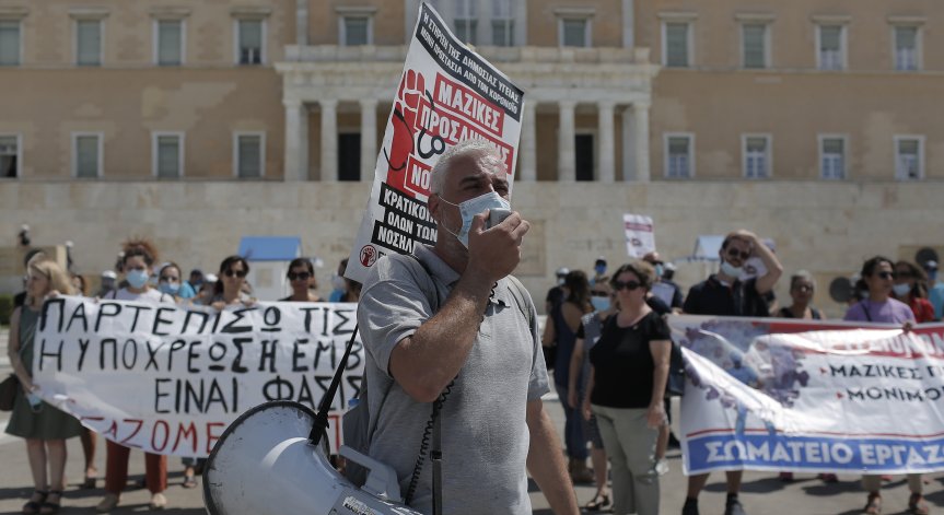 Медиците в Гърция протестират заради Ковид ограниченията в работата им