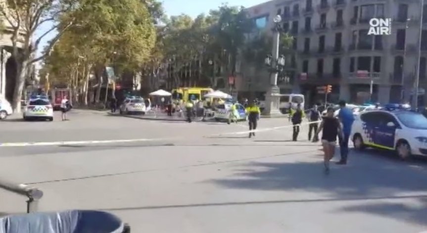 Камион се вряза в пешеходци в Барселона