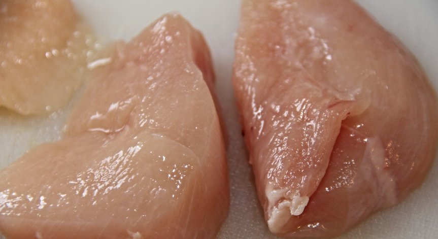 Съмнително месо: Птицевъдите настояват за специален контрол върху пилешкото