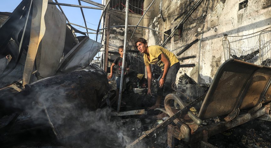  Много хора остават затиснати под отломките.