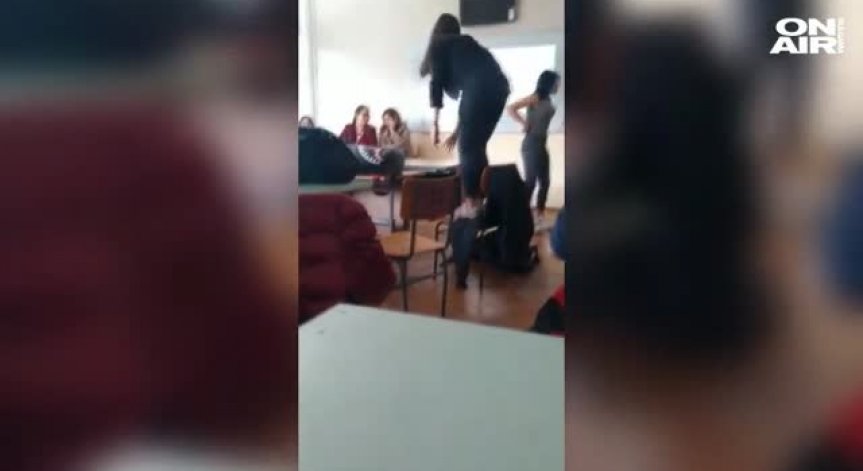 Ученици въртят кючеци в час, учителки им ръкопляскат