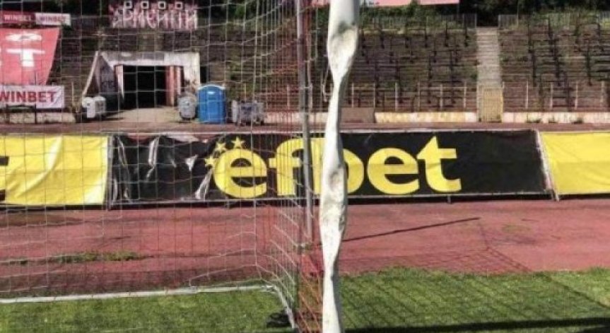 Гневни фенове потрошиха една от вратите на 