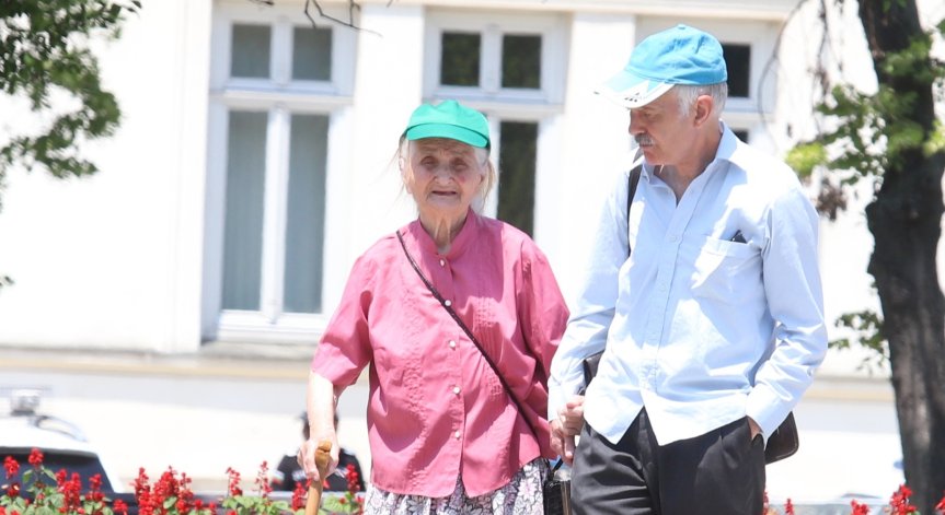 Повече от 2 млн. пенсионери получават увеличените пенсии с 12%