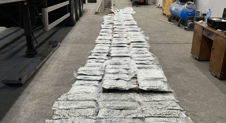 Откриха 92 кг канабис в тайник на хладилно ремарке на 