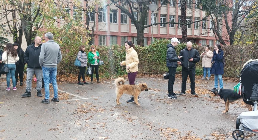 Протест за справедлива присъда за насилника на кучето Мечо пред 6-то районно управление 