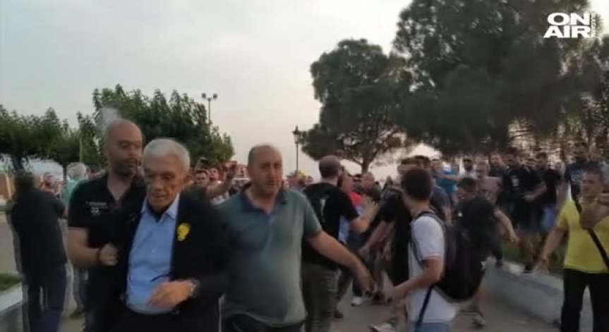 Гневна тълпа би кмета на Солун заради негови изявления относно Турция