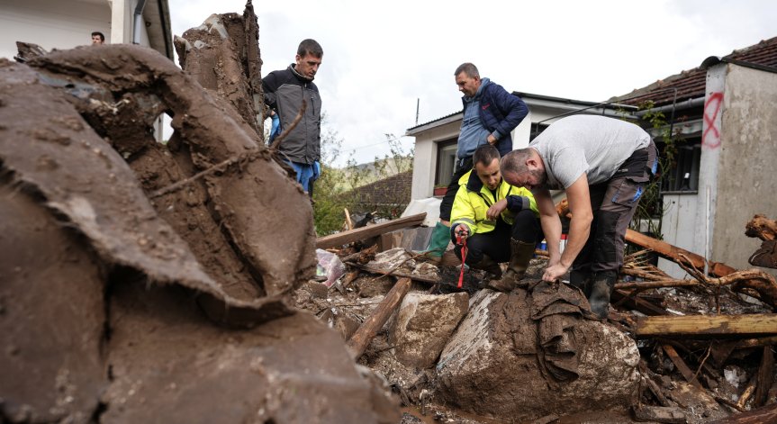 Бедствието остави наводнени домове и прекъснати пътища.