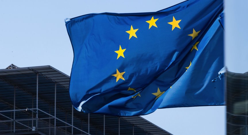 Съдът на ЕС попари Полша и Унгария: Комисията вече може да им спре евросредствата