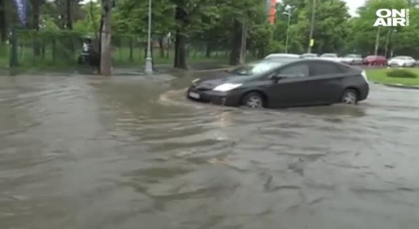 Наводнения и хаос заради проливен дъжд в Букурещ