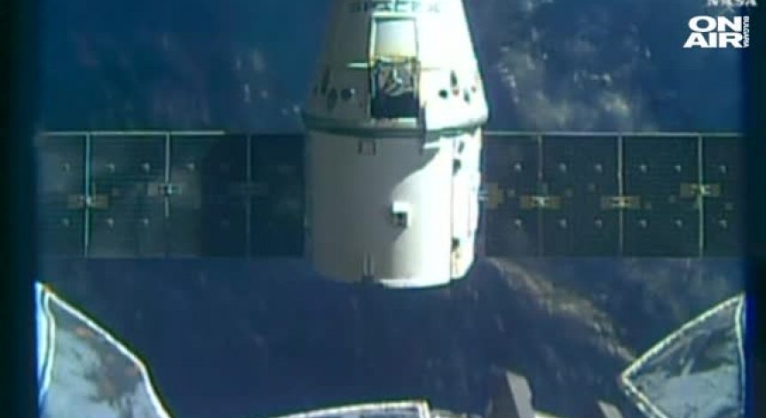 Капсулата Dragon на SpaceX кацна на Земята
