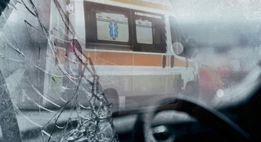 Тежка катастрофа между автомобил и два автобуса, превозващи деца