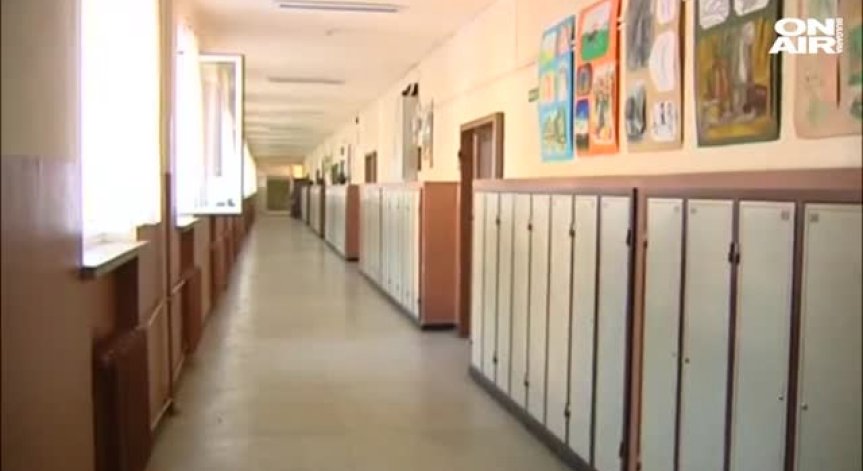 Политика в учебниците: Казват ли истината уроците?