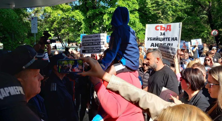 Журналисти са пострадали на протеста.