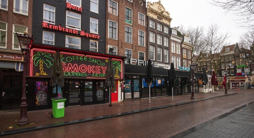Амстердам затваря прословутите кофишопове за туристи