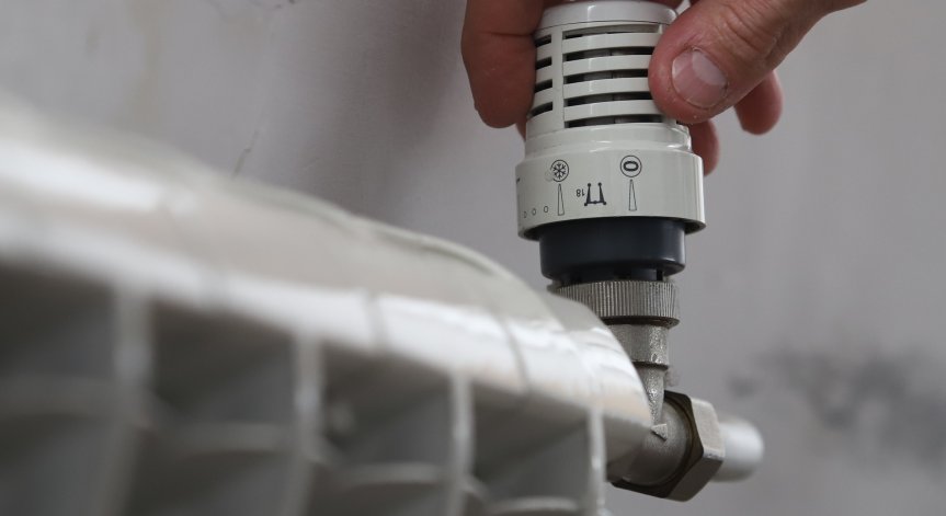 КЕВР предлага поскъпване на тока, парното и топлата вода. Къде ще плащат най-високи сметки?