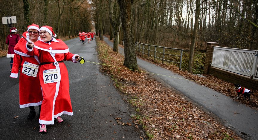 Ентуасиазирани германци спазиха традиция за бягане с костюми на Дядо Коледа