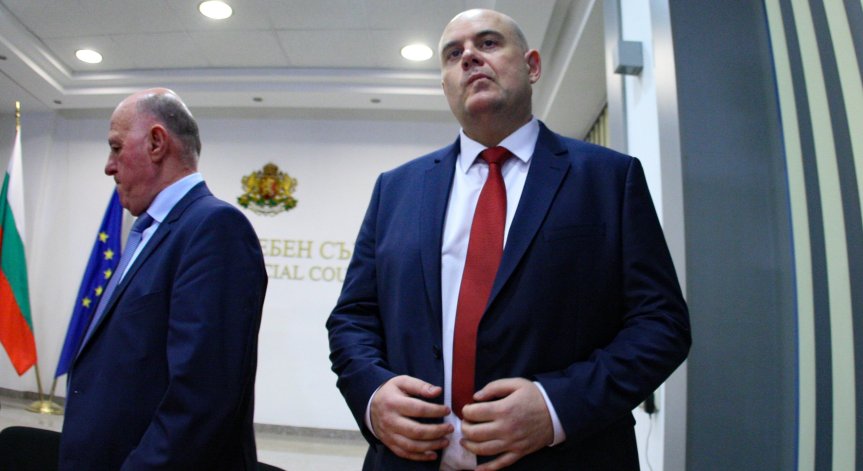 Специален надзор върху разследванията за къщите за гости