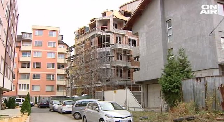 Бетонна сага: Къща се оказа зазидана между блокове