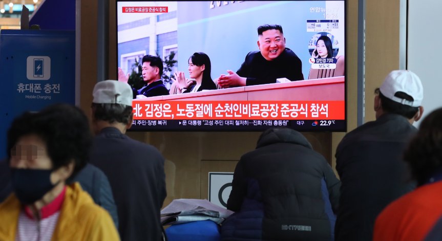 Видяха мистериозна следа на ръката на Ким Чен Ун, вероятно била от пункция