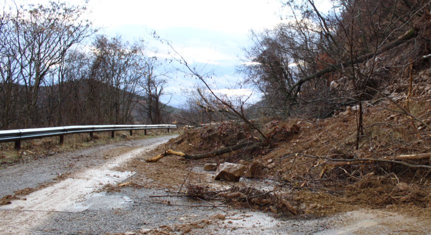 Свлачище на пътя след Бачково към Смолян