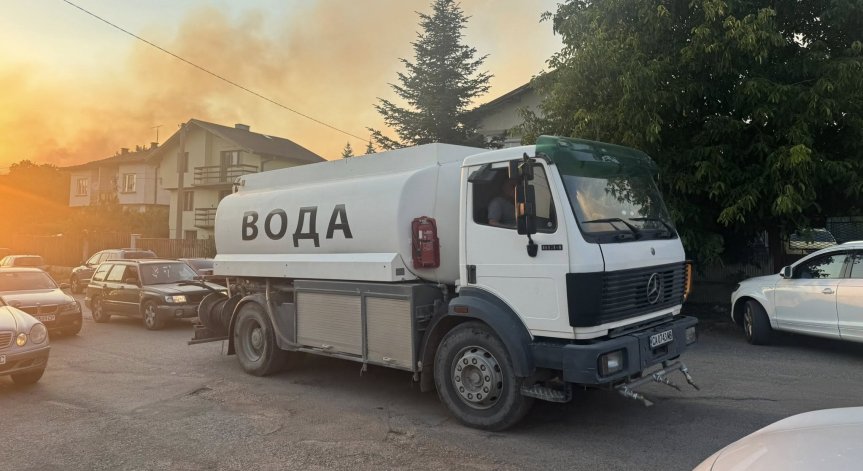 Доброволци и пожарникари се борят с разрастващата се стихия.