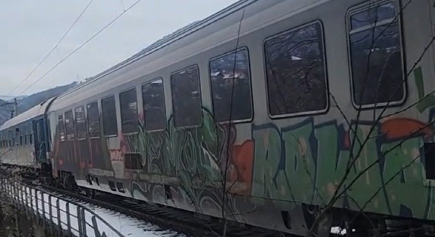 Ужасяващ клип: Мъж умишлено спира бърз влак край Владо Тричков