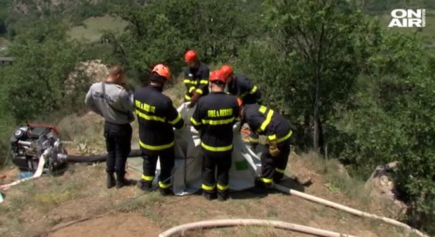 Над Кресна пожарникари проведоха учение за овладяване на горски пожари